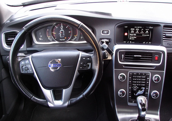 Volvo V60 Cross Country cena 62800 przebieg: 241000, rok produkcji 2015 z Rzeszów małe 631